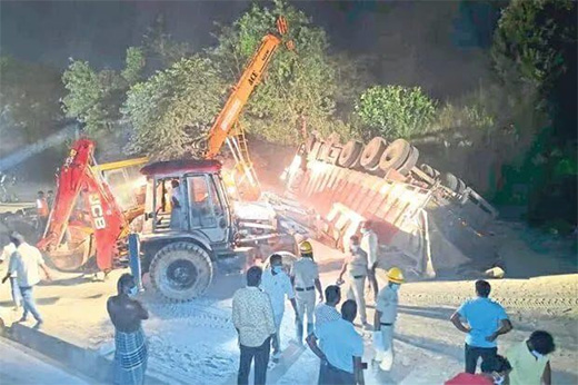 Byndoor lorry overturn